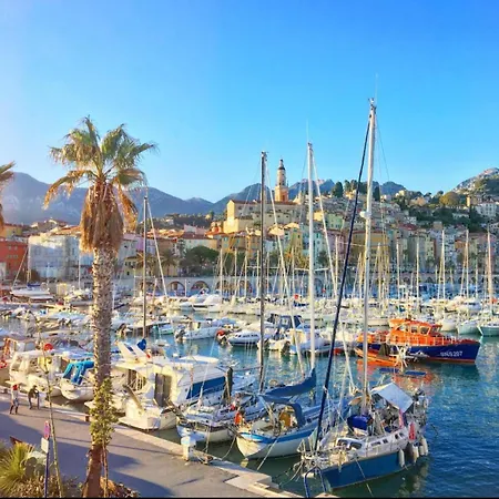 Bateau Proche De La Bateau-hôtel Menton