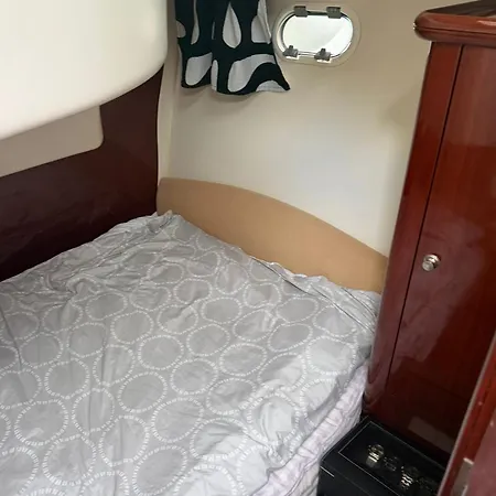 Bateau Proche De La Bateau-hôtel *