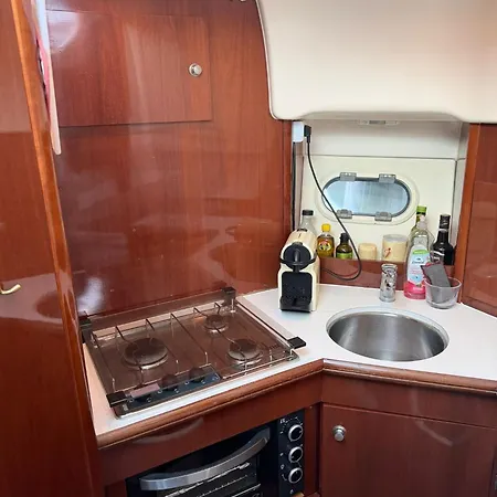 Bateau Proche De La Bateau-hôtel Menton