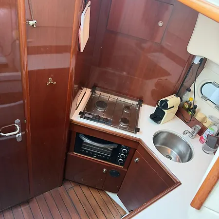 Bateau-hôtel Bateau Proche De La *