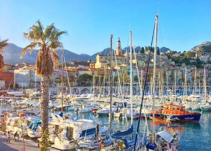 Bateau Proche De La Botel Menton