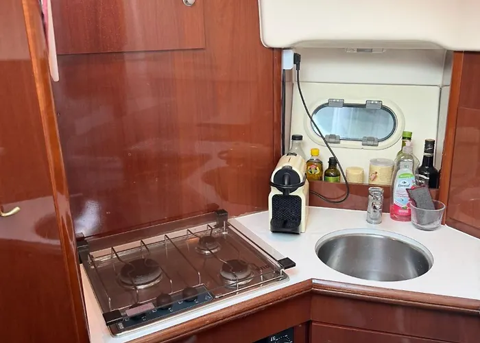 Bateau Proche De La Botel Menton