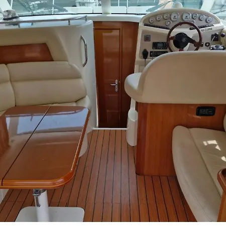 Bateau Proche De La Botel