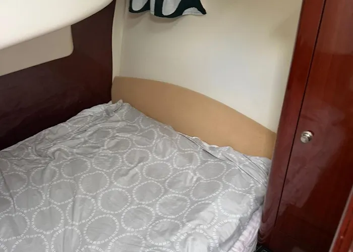 Bateau Proche De La Botel *