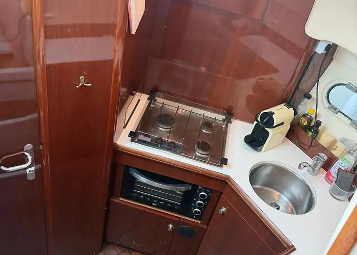 Botel Bateau Proche De La *